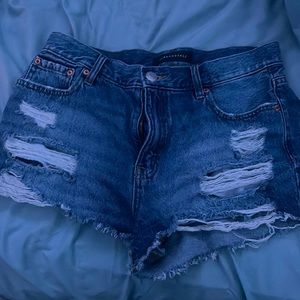 These are American Eagle high waisted shorts. The size is 8 Regular.